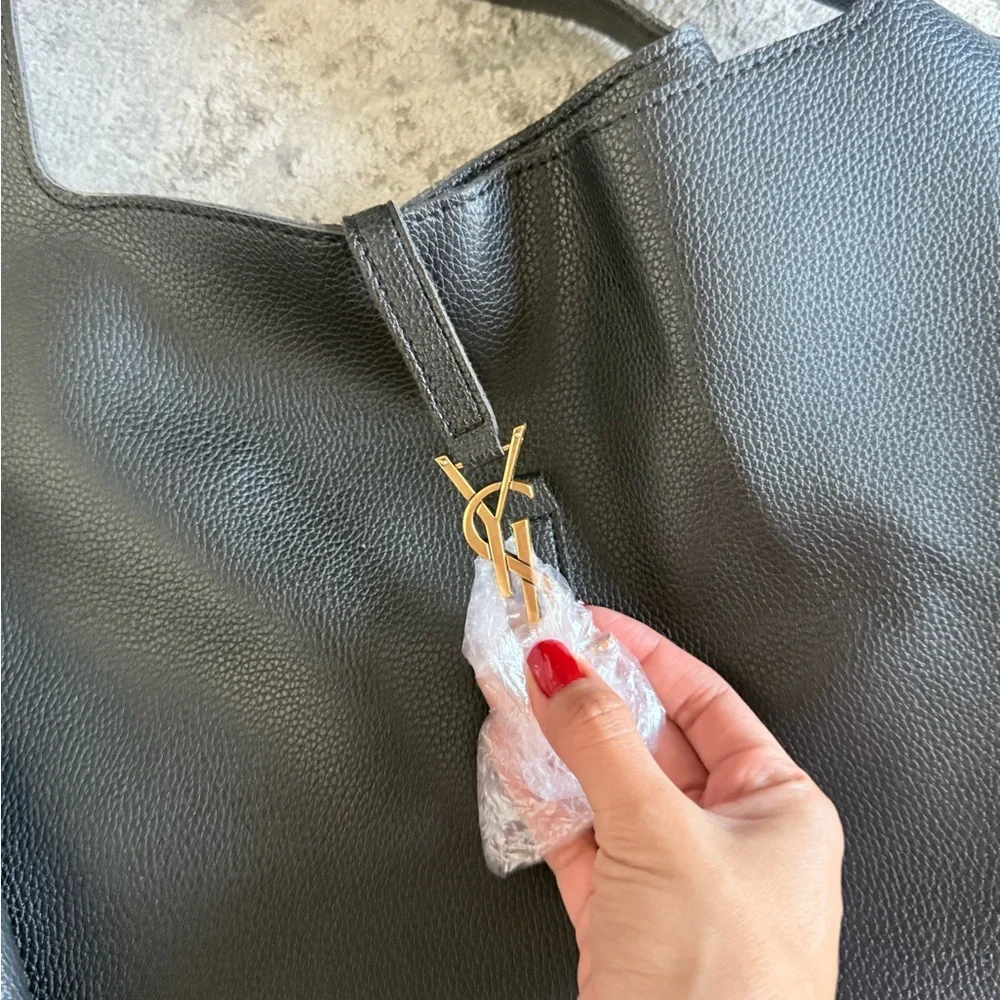 Black Women's Leather Tote Bag - Stylish Everyday Shoulder Bag - Picture 2 of 5